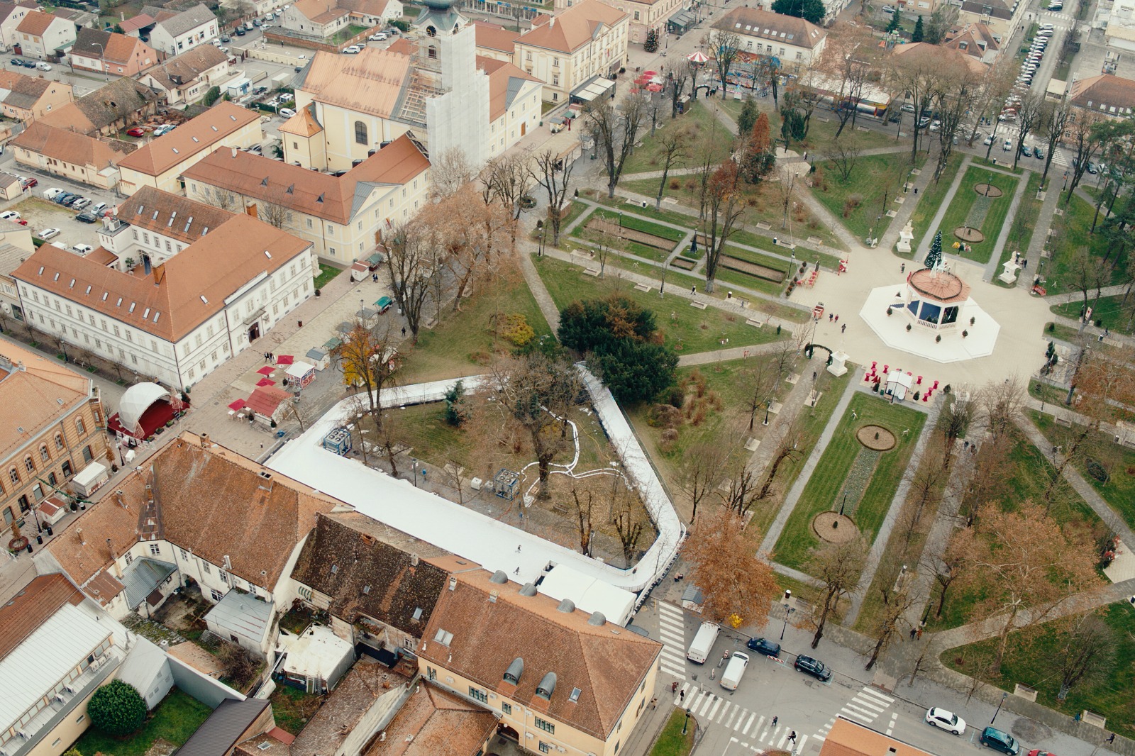 Pogled iz zraka pokazuje kako klizalište i sadržaji mogu oživjeti trg i stvoriti novu vrijednost prostora.