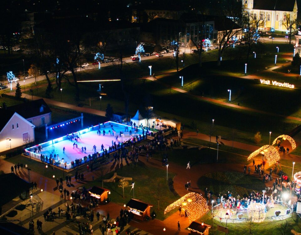 Lokacija za klizalište u gradskom središtu noću