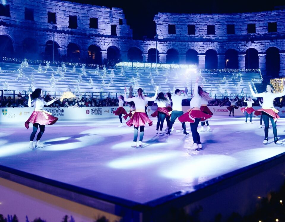 Grupni klizački nastup u osvijetljenoj pulskoj Areni